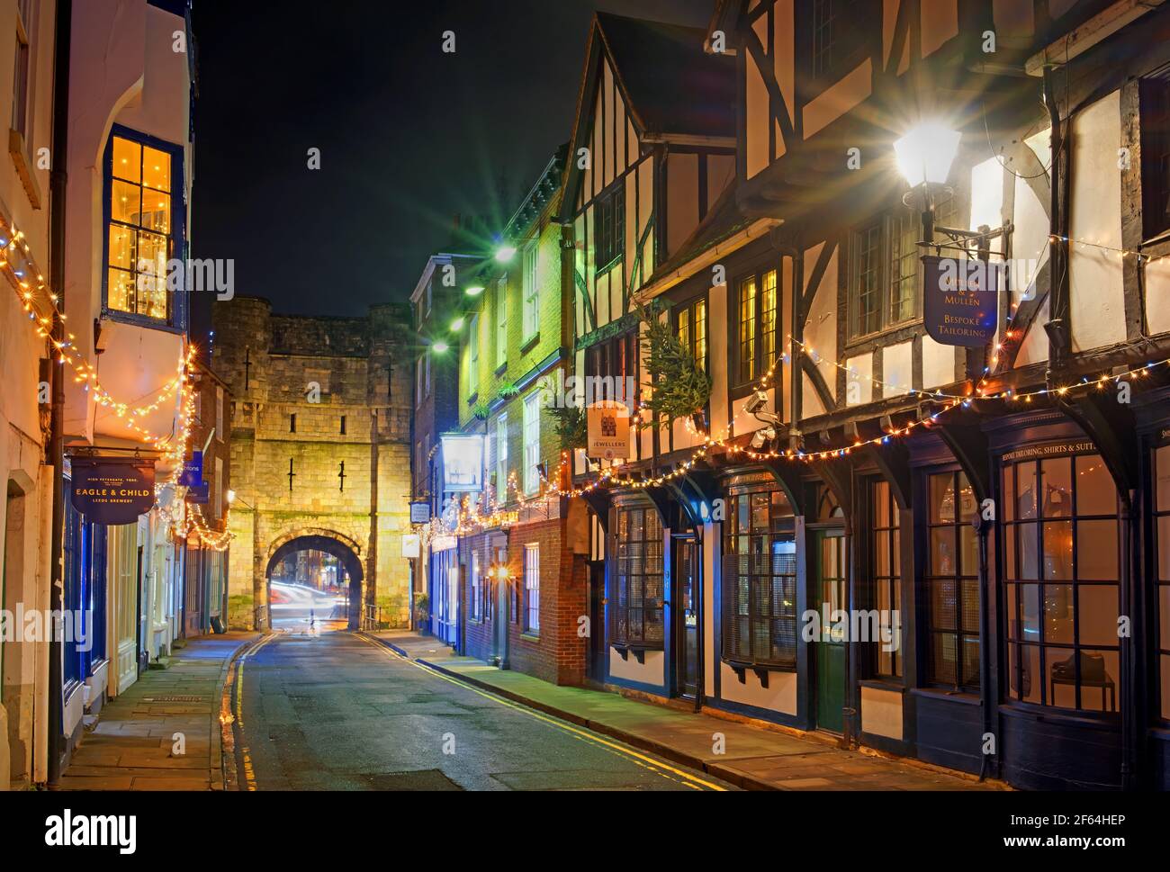 UK, North Yorkshire, York, Monk Bar la nuit depuis Goodramgate Banque D'Images
