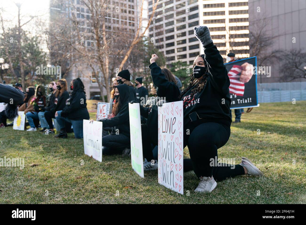 Washington, États-Unis. 29 mars 2021. Des personnes manifestent devant le palais de justice de Minneapolis, Minnesota, États-Unis, le 29 mars 2021. Le procès pour meurtre de l'ancien policier Derek Chauvin accusé de meurtre de l'Afro-américain George Floyd à la fin de mai de l'année dernière a officiellement commencé à Minneapolis, Minnesota, lundi. Credit: Ben Brewer/Xinhua/Alay Live News Banque D'Images