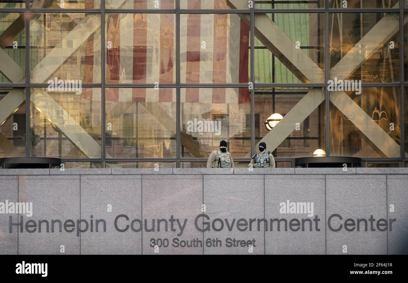 Washington, États-Unis. 29 mars 2021. Des soldats de la Garde nationale sont vus près du palais de justice à Minneapolis, Minnesota, États-Unis, le 29 mars 2021. Le procès pour meurtre de l'ancien policier Derek Chauvin accusé de meurtre de l'Afro-américain George Floyd à la fin de mai de l'année dernière a officiellement commencé à Minneapolis, Minnesota, lundi. Credit: Ben Brewer/Xinhua/Alay Live News Banque D'Images