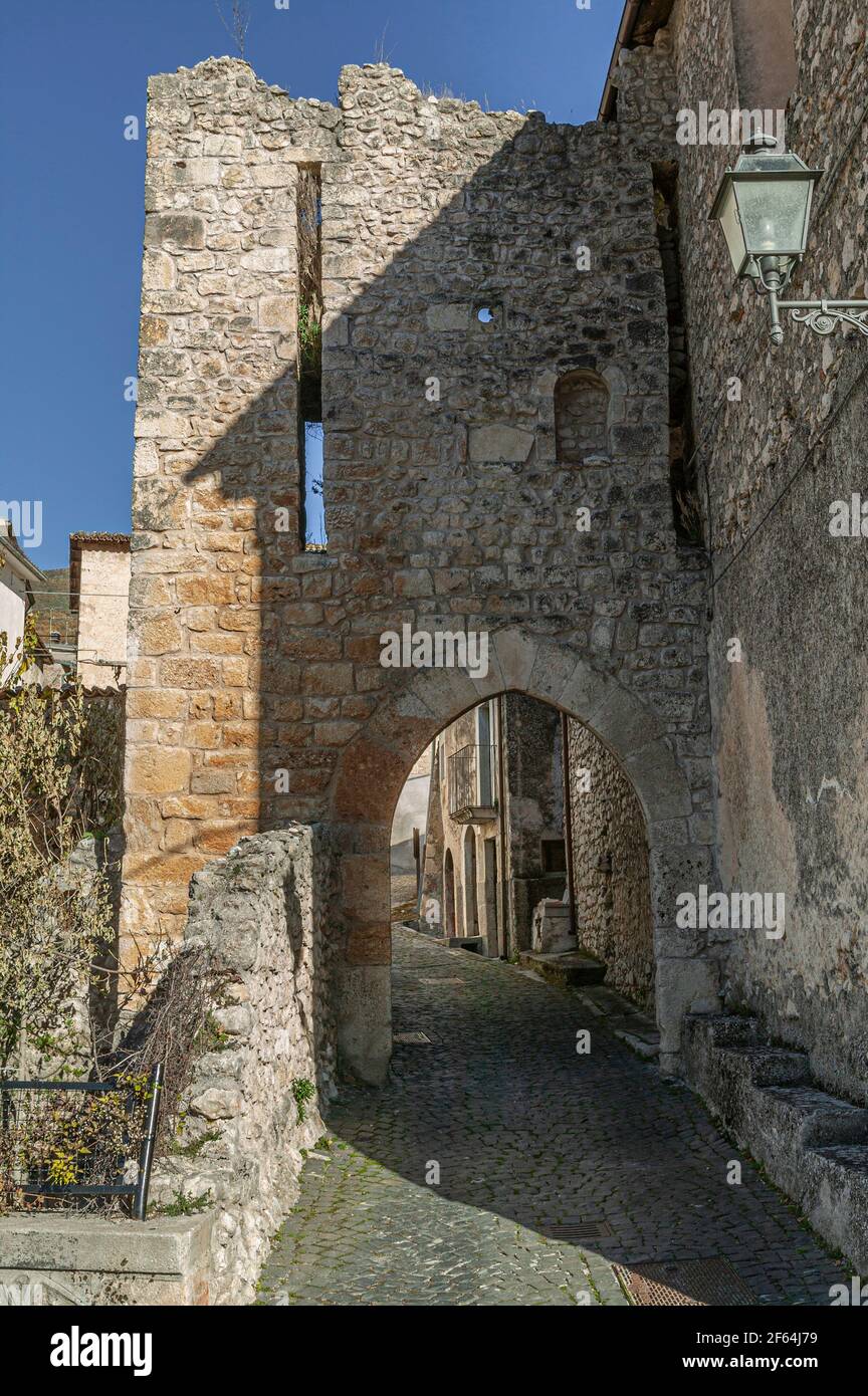 Ancienne porte médiévale du petit village de Santa Maria del Ponte dans les Abruzzes. Tione degli Abruzzi, Abruzzes, Italie, Europe Banque D'Images