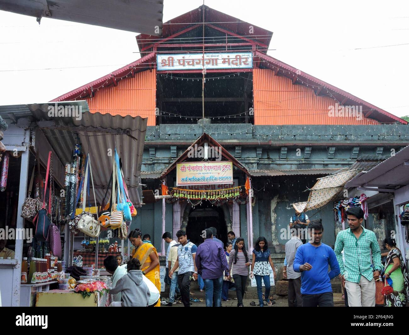 Mahabaleshwar, Maharashtra, 06-14-2016: Vue de face du vieux temple de Mahabaleshwar avec touristes et stands. Banque D'Images