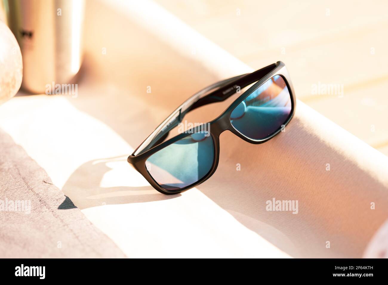 Le modèle classique de lunettes de soleil avec verres bleus prend des photos à l'extérieur en été. Mise au point sélective Banque D'Images