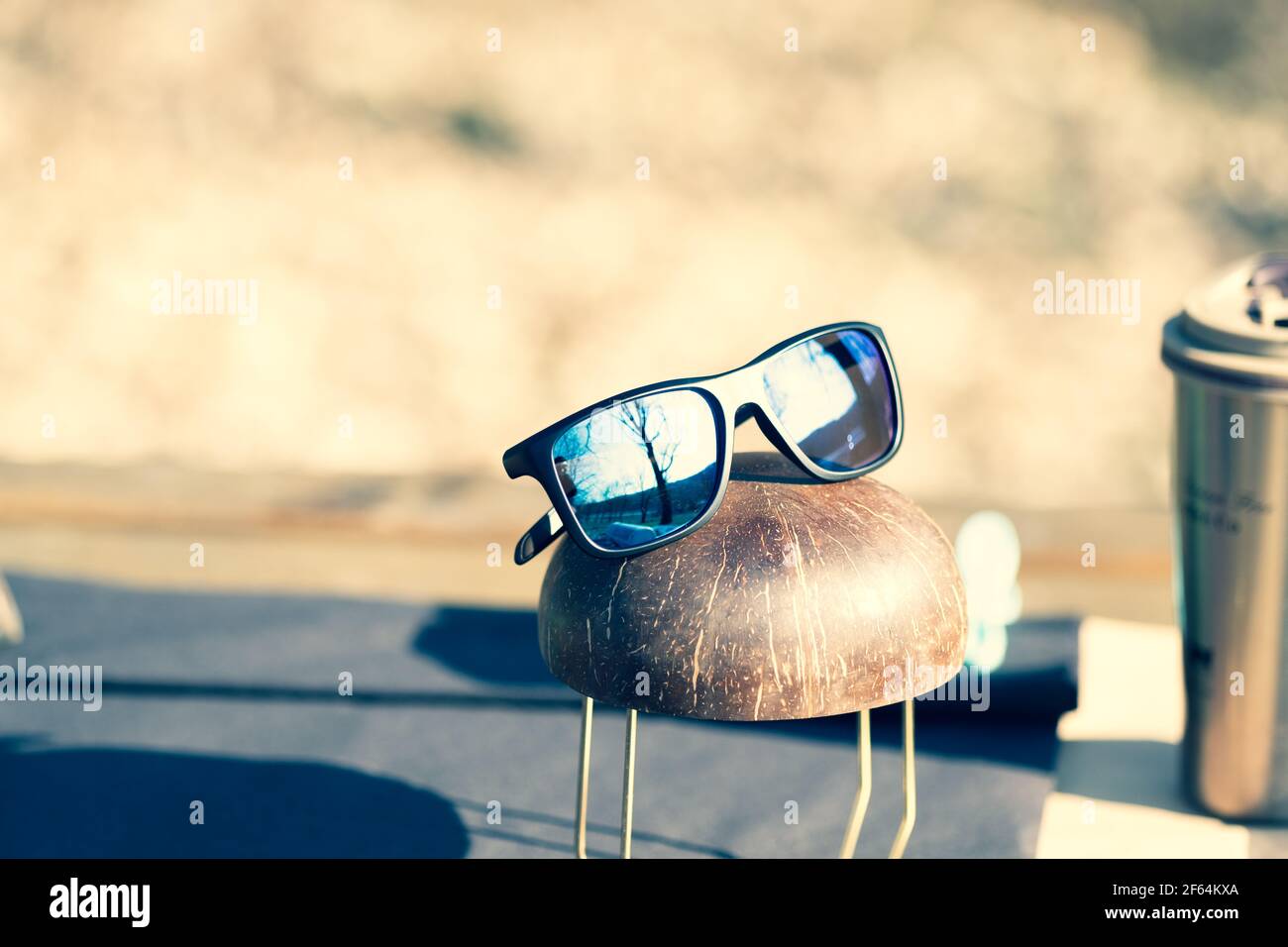 Le modèle classique de lunettes de soleil avec verres bleus prend des photos à l'extérieur en été. Mise au point sélective Banque D'Images