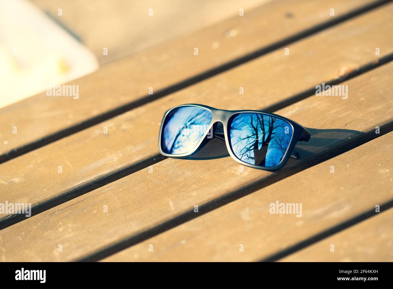 Le modèle classique de lunettes de soleil avec verres bleus prend des photos à l'extérieur en été. Mise au point sélective Banque D'Images