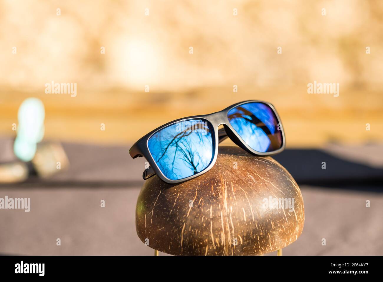 Le modèle classique de lunettes de soleil avec verres bleus prend des photos à l'extérieur en été. Mise au point sélective Banque D'Images