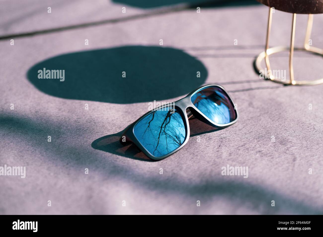 Le modèle classique de lunettes de soleil avec verres bleus prend des photos à l'extérieur en été. Mise au point sélective Banque D'Images
