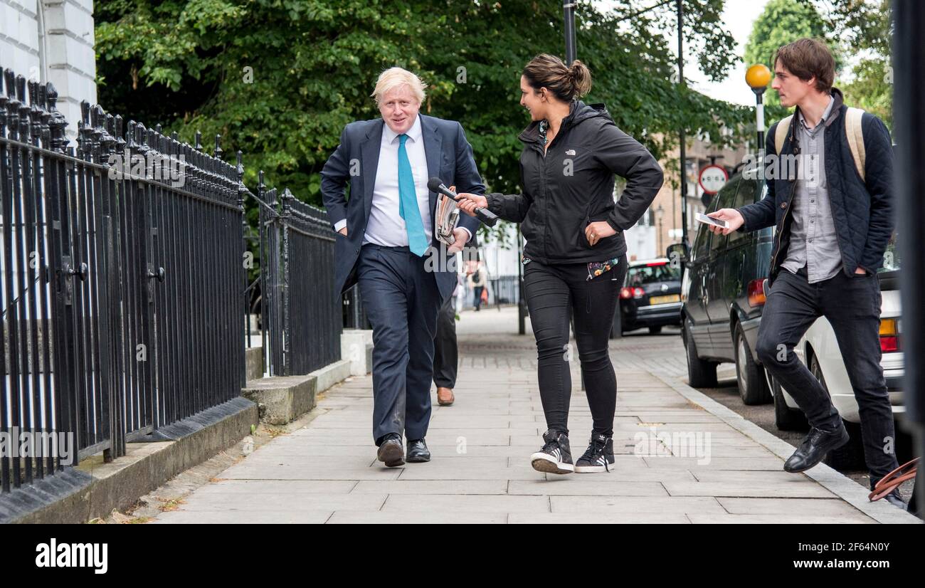 Pic shows: Boris Johnson quitte sa maison dans la verdure d'Islington aujourd'hui bourré par le journaliste de télévision désespéré pour une citation. Il avait l'air un peu surpris comme Marc Banque D'Images