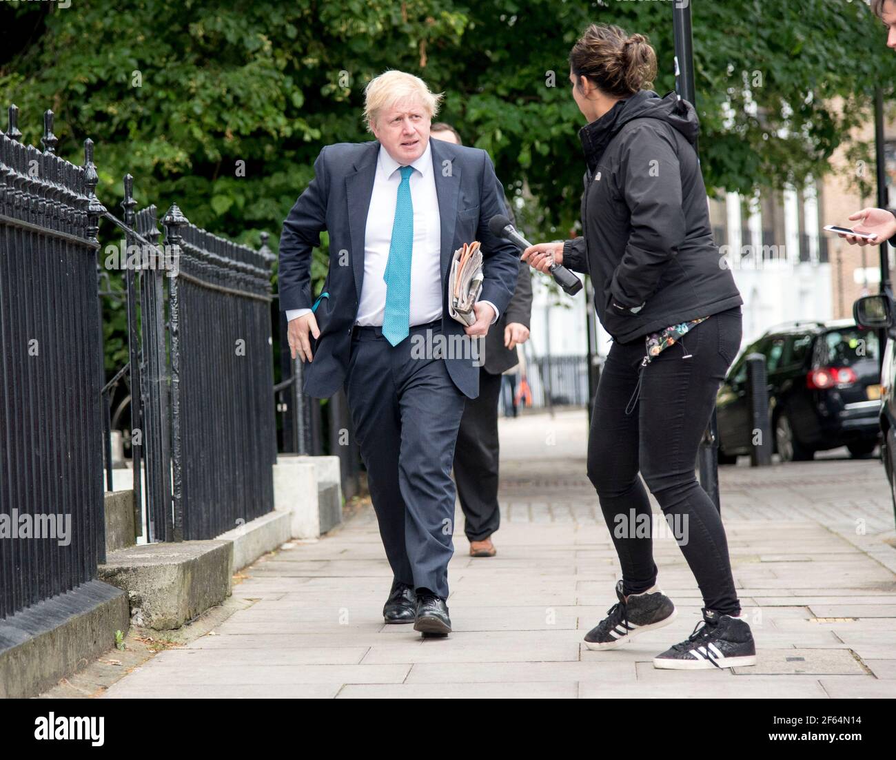 Pic shows: Boris Johnson quitte sa maison dans la verdure d'Islington aujourd'hui bourré par le journaliste de télévision désespéré pour une citation. Il avait l'air un peu surpris comme Marc Banque D'Images