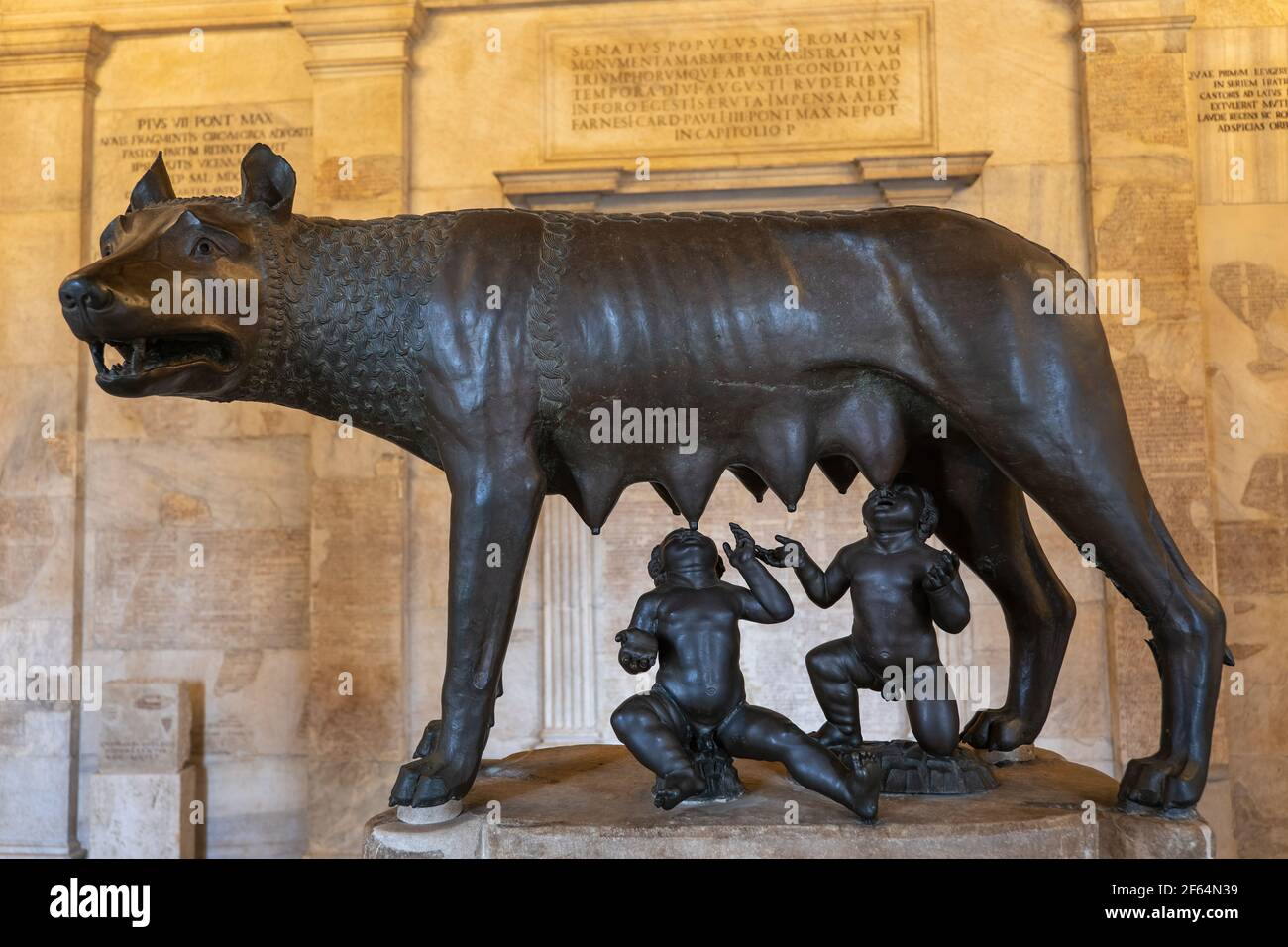 Loup du Capitole (Lupa Capitolina) avec des jumeaux Romulus et Remus, sculpture en bronze dans les musées du Capitole (Musei Capitolini), Rome, Italie Banque D'Images