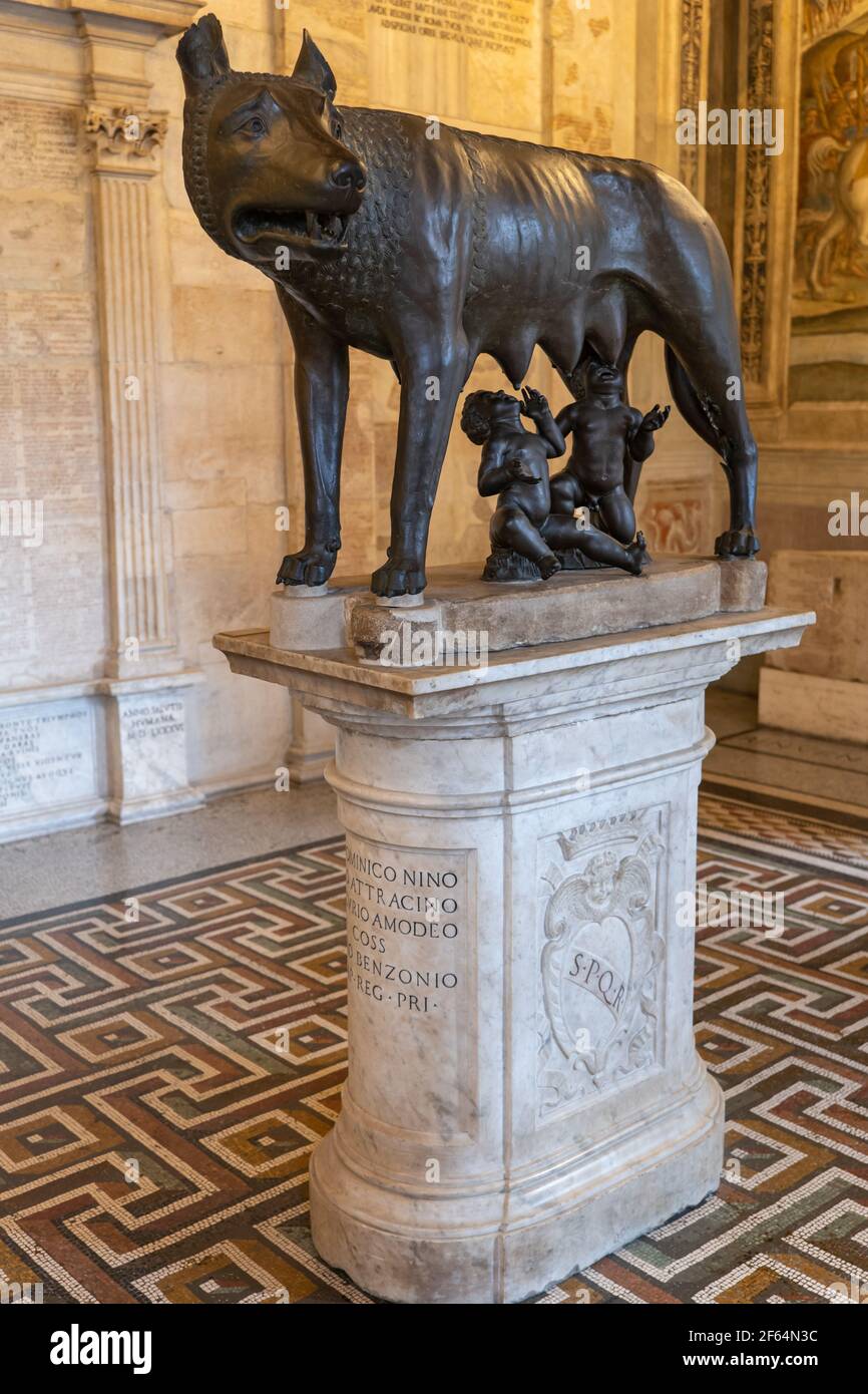 Loup du Capitole (Lupa Capitolina) avec Romulus et Remus, sculpture en bronze dans les musées du Capitole (Musei Capitolini), Rome, Italie Banque D'Images
