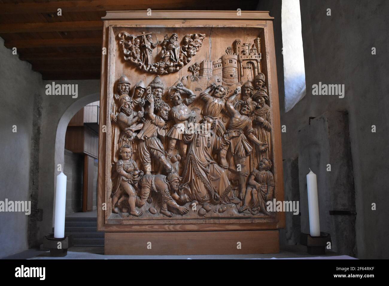 L'église abbatiale Sainte Marie et Marc à Reichenau Mittelzel. Relief en bois par Ulrich Gloeckler, XVIe siècle. Martyre de Saint Stephen. Banque D'Images