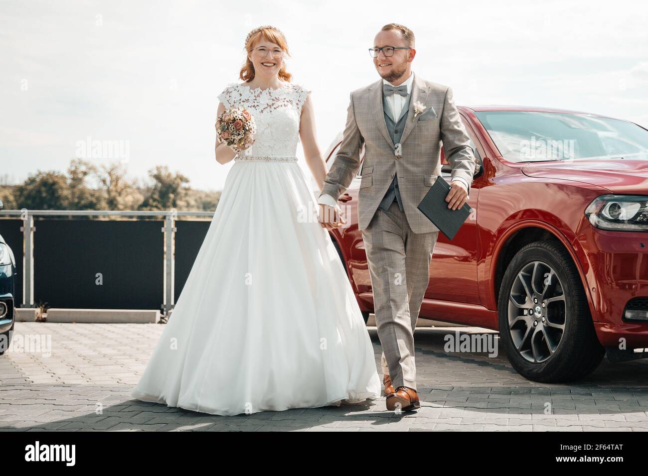 Couple de mariée marchant ensemble en tant que mari et femme Banque D'Images