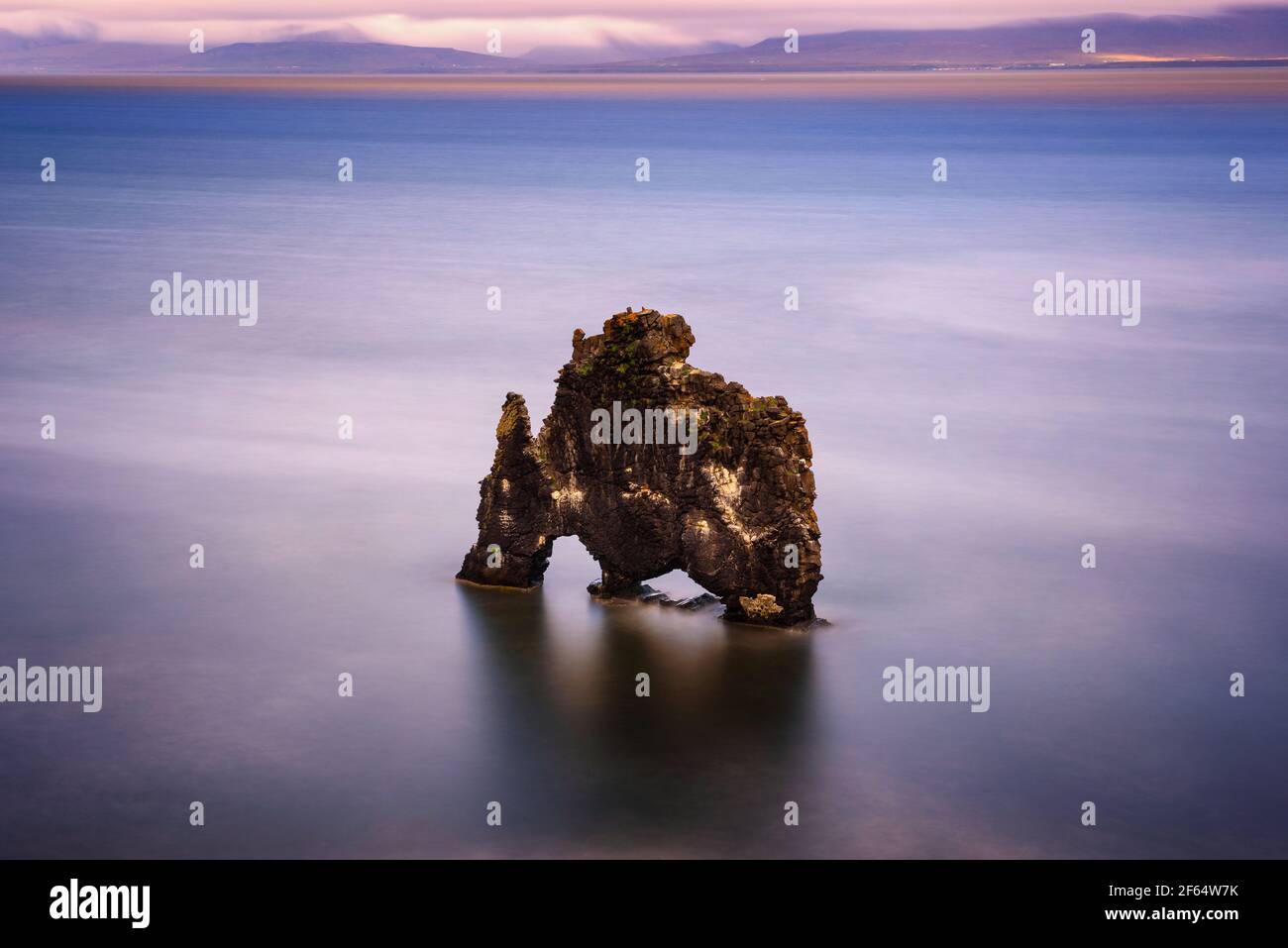 Coucher du soleil à l'Hvitserkur pile de basalte dans le nord de l'Islande Banque D'Images