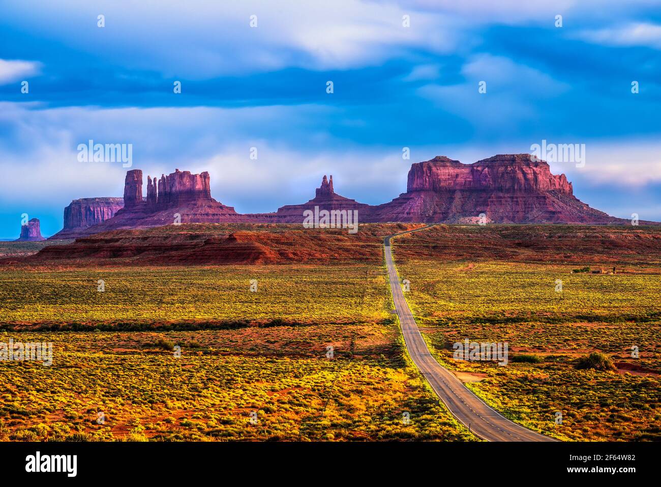 Route du désert menant à Monument Valley dans la réserve de la nation Navajo Banque D'Images