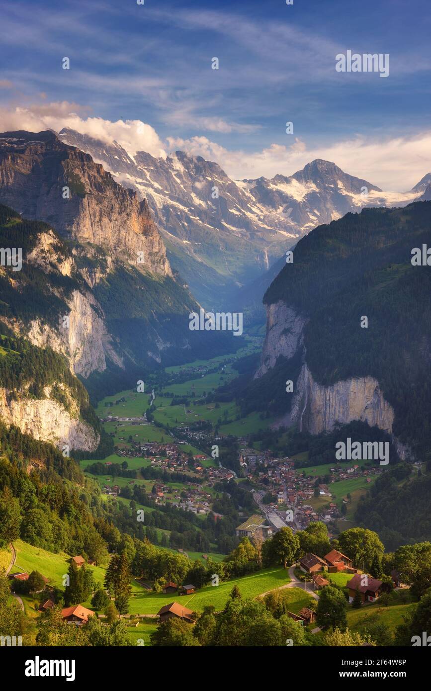 Vallée de Lauterbrunnen dans les Alpes Suisses vue depuis le village alpin de Wengen Banque D'Images