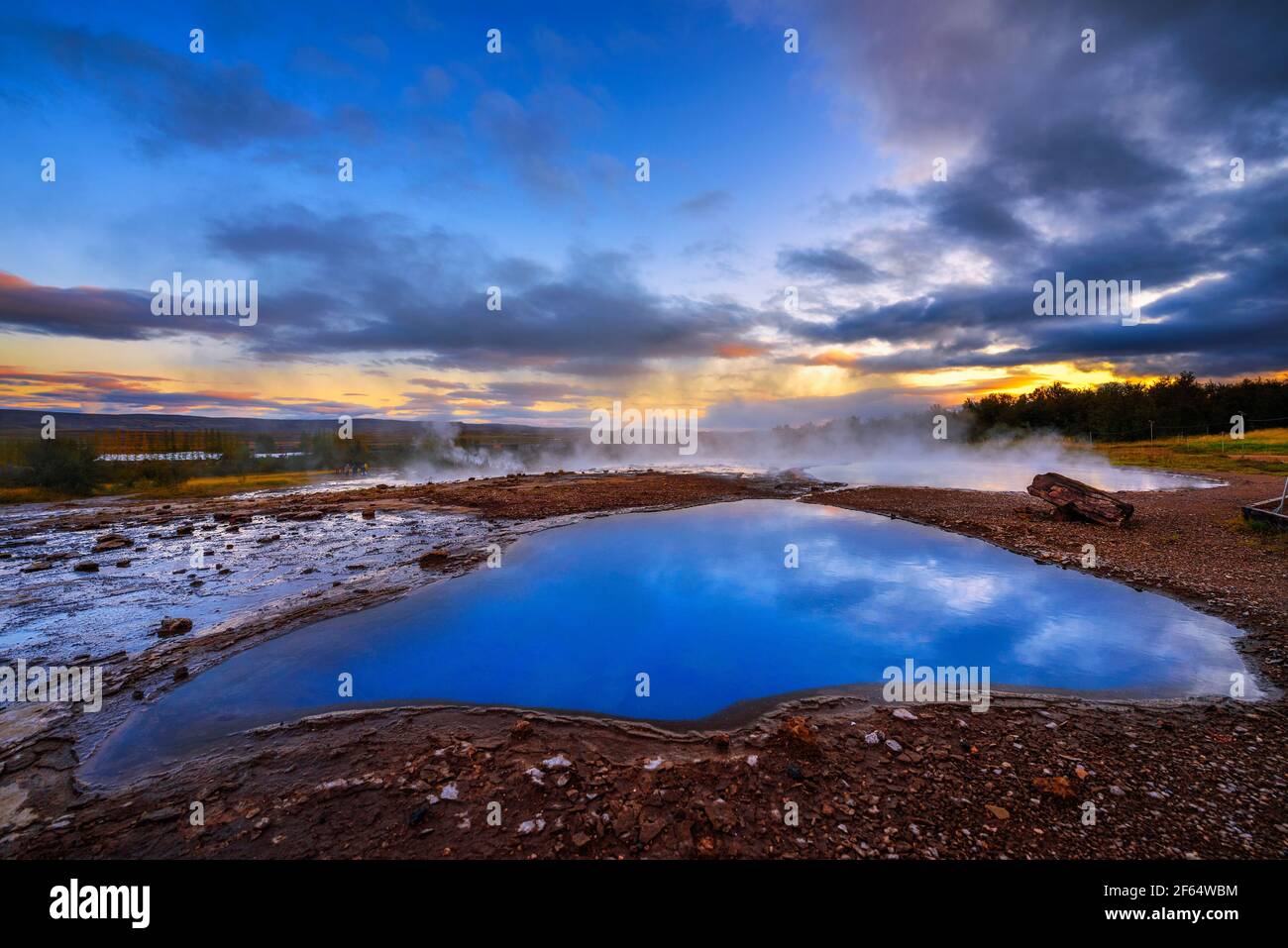 Source d'eau chaude de Blesi située dans la zone géothermique de Haukadalur Islande Banque D'Images