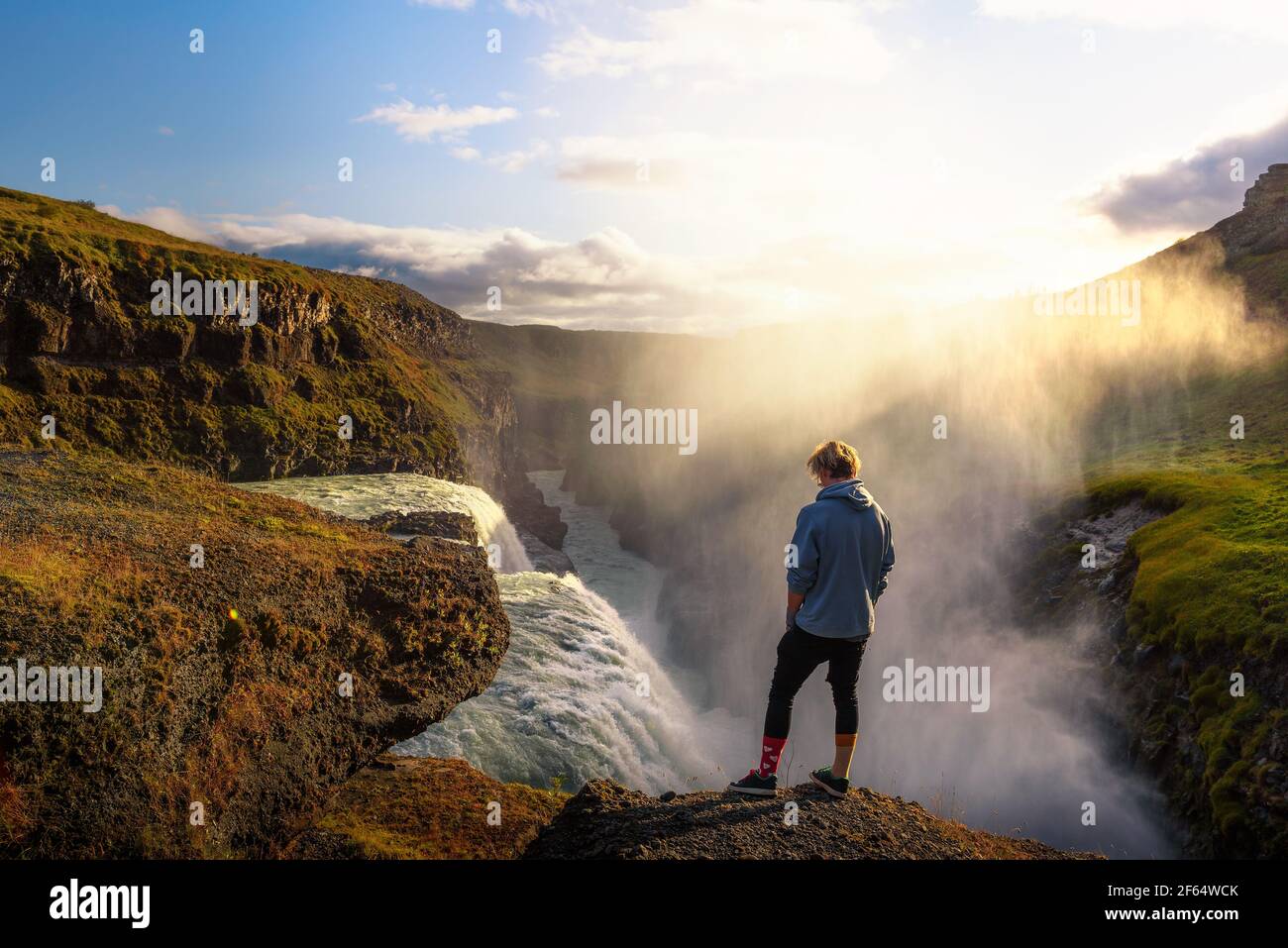 Jeune randonneur se tenant au bord de la cascade de Gullfoss En Islande Banque D'Images
