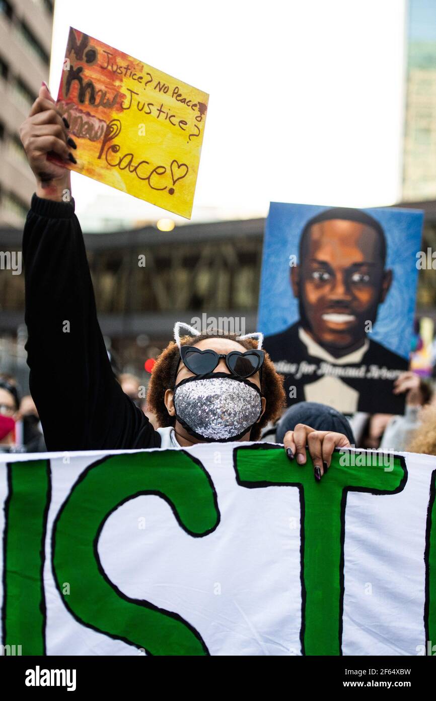 Les manifestants manifestent au centre-ville le premier jour du procès de Derek Chauvin, le 29 mars 2021 à Minneapolis, Minnesota. Photo : Chris Tuite/ImageSPACE/MediaPunch Banque D'Images
