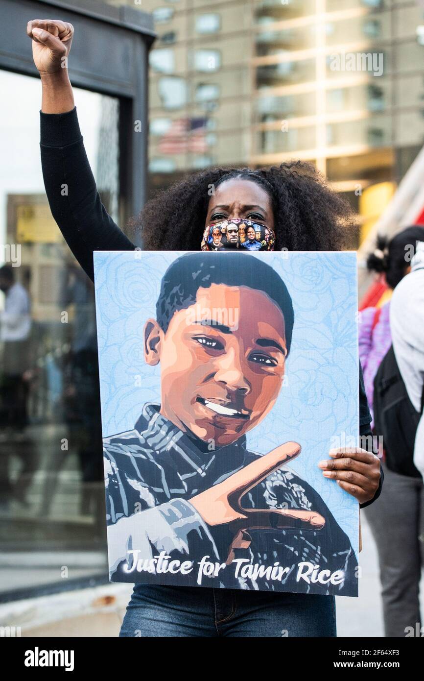Les manifestants manifestent au centre-ville le premier jour du procès de Derek Chauvin, le 29 mars 2021 à Minneapolis, Minnesota. Photo : Chris Tuite/ImageSPACE/MediaPunch Banque D'Images