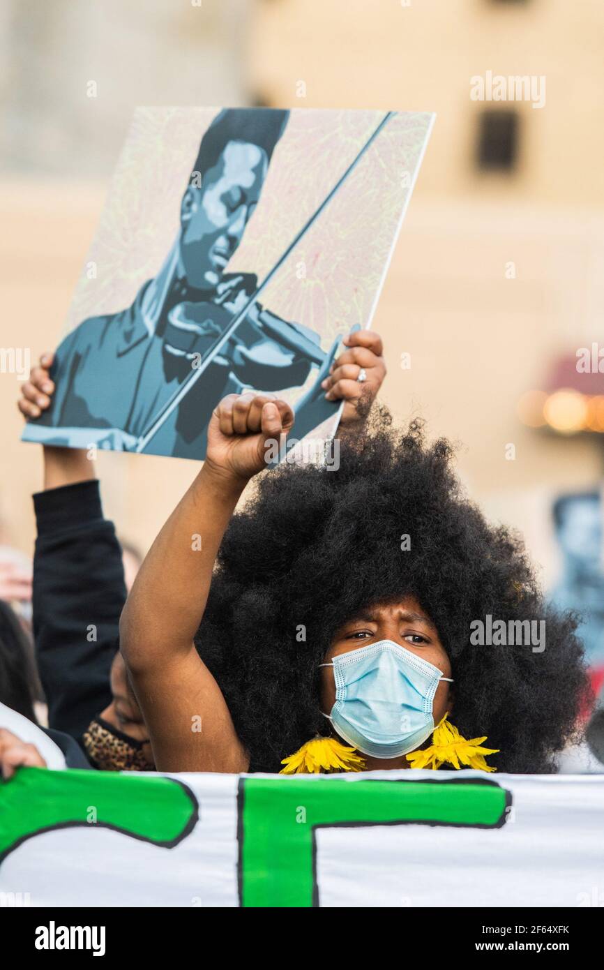 Les manifestants manifestent au centre-ville le premier jour du procès de Derek Chauvin, le 29 mars 2021 à Minneapolis, Minnesota. Photo : Chris Tuite/ImageSPACE/MediaPunch Banque D'Images