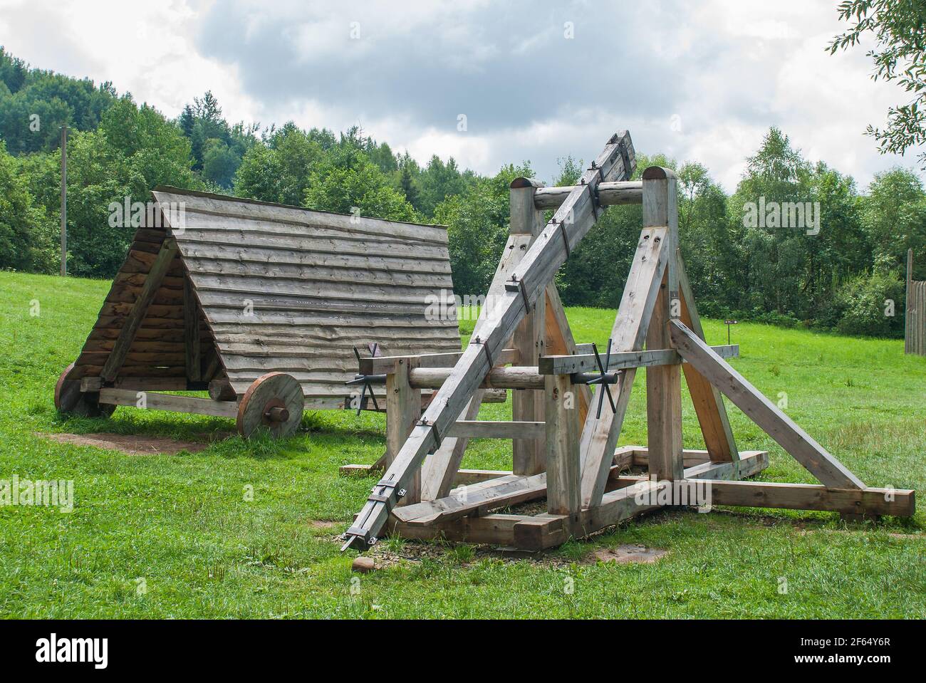 catapulte. armes anciennes pour le siège de la forteresse. baliste  d'artillerie médiévale en bois. dessin animé plat 19056522 Art vectoriel  chez Vecteezy