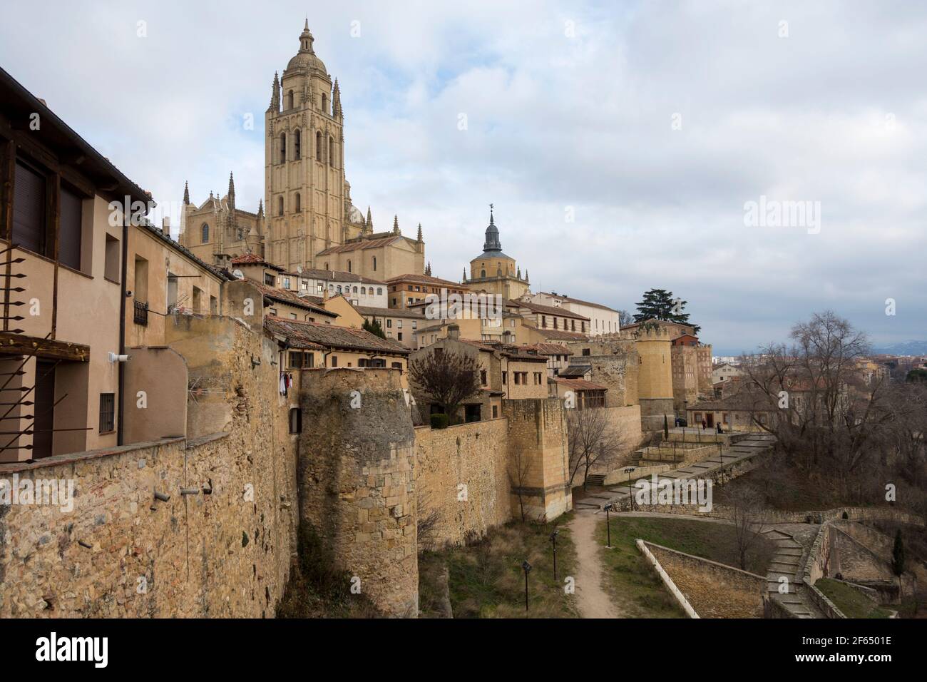 Les remparts de la ville de Ségovie avec la cathédrale de Ségovie en arrière-plan. Espagne. Banque D'Images