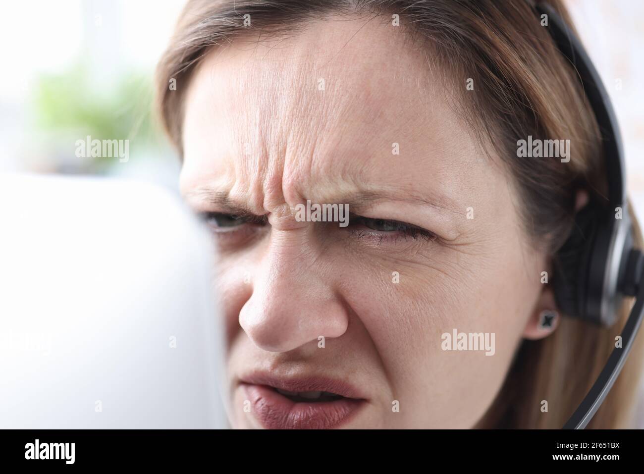 Portrait d'une femme avec une mauvaise vue qui regarde dans le moniteur Banque D'Images