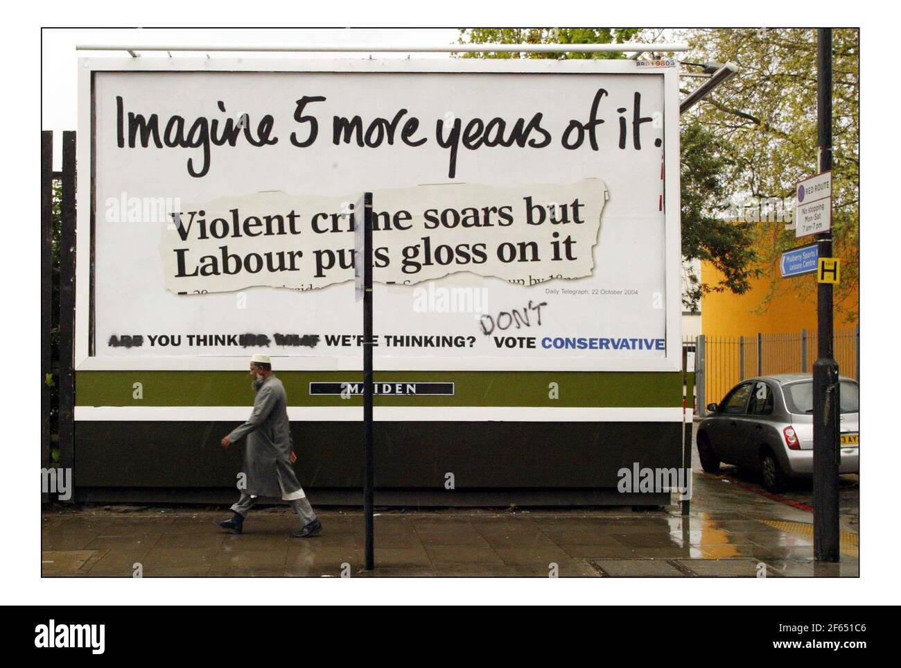 Affiche électorale avec grafiti sur le commercial RD à Londonpic David Sandison 27/4/2005 Banque D'Images
