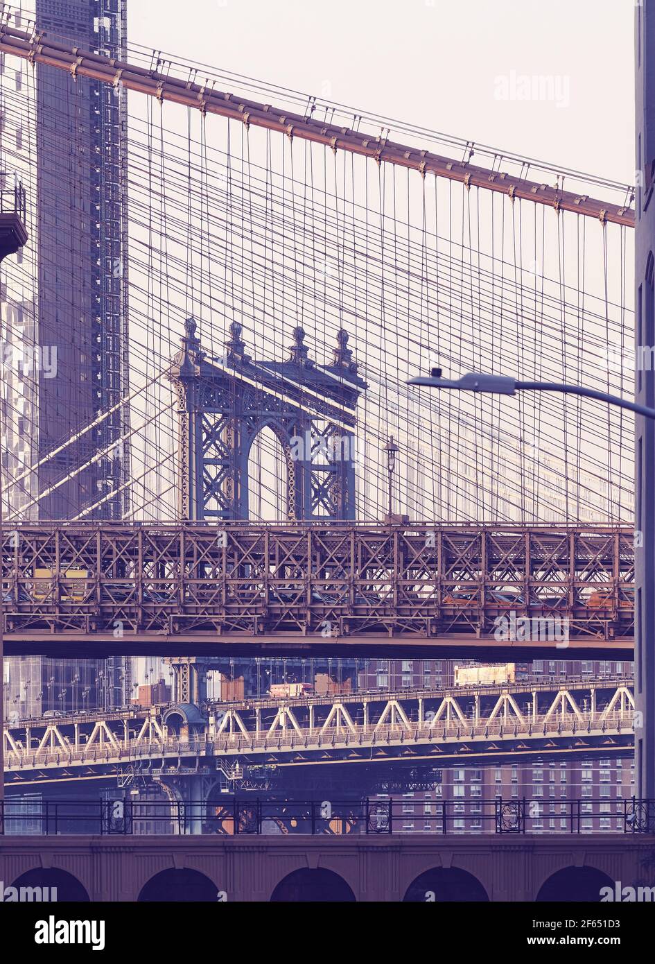 Pont de Brooklyn et pont de Manhattan au coucher du soleil, couleurs appliquées, New York City, États-Unis. Banque D'Images