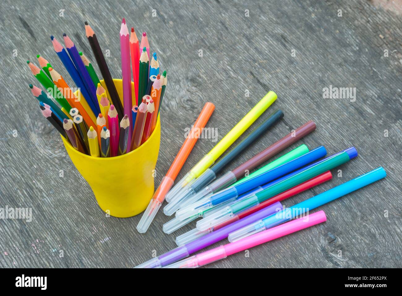 Crayon de couleur sur fond de bois.crayons. Crayons de couleur. Crayons de couleur Banque D'Images