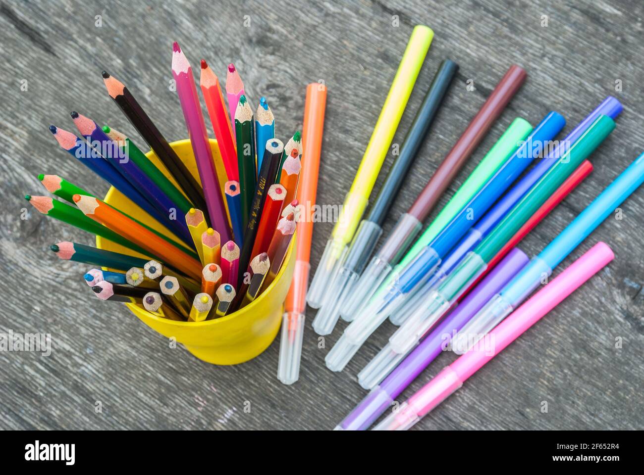Crayon de couleur sur fond de bois.crayons. Crayons de couleur. Crayons de couleur Banque D'Images