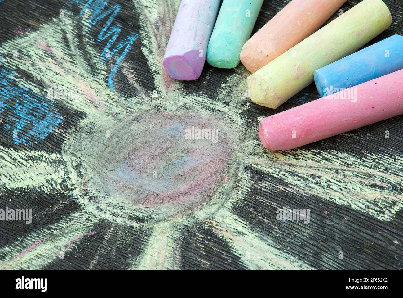 Craie colorée pour dessiner sur un fond en bois. Banque D'Images