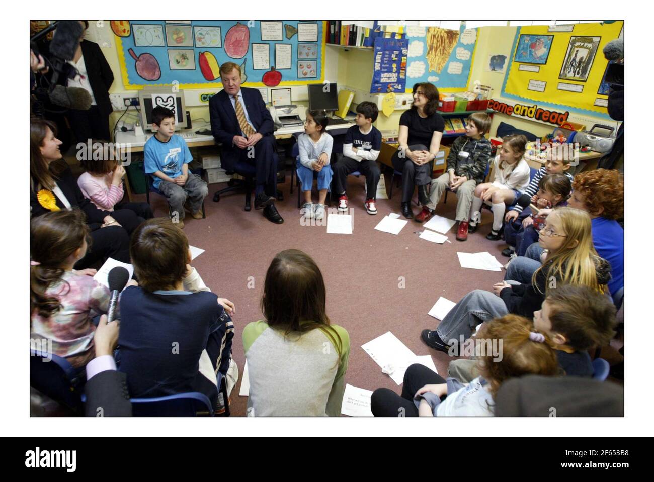 Charles Kennedy sur la piste électorale visite Weston Park École primaire dans le nord de Londres et répond aux questions de Children.pic David Sandison 27/4/2005 Banque D'Images