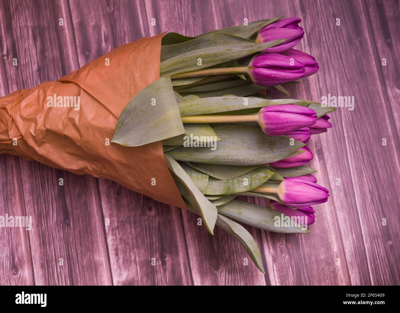Incroyable- magnifique bouquet de tulipe de printemps vintage: Pour anniversaire, mariage, cadeaux de vacances de printemps. Un magnifique bureau de printemps. Banque D'Images