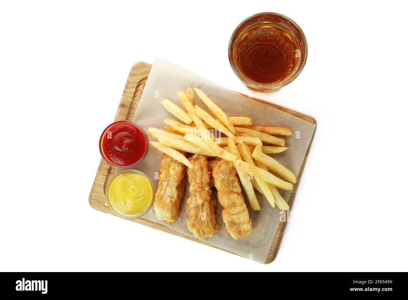 Bière et planche avec du poisson frit et des frites, et sauces isolées sur fond blanc Banque D'Images