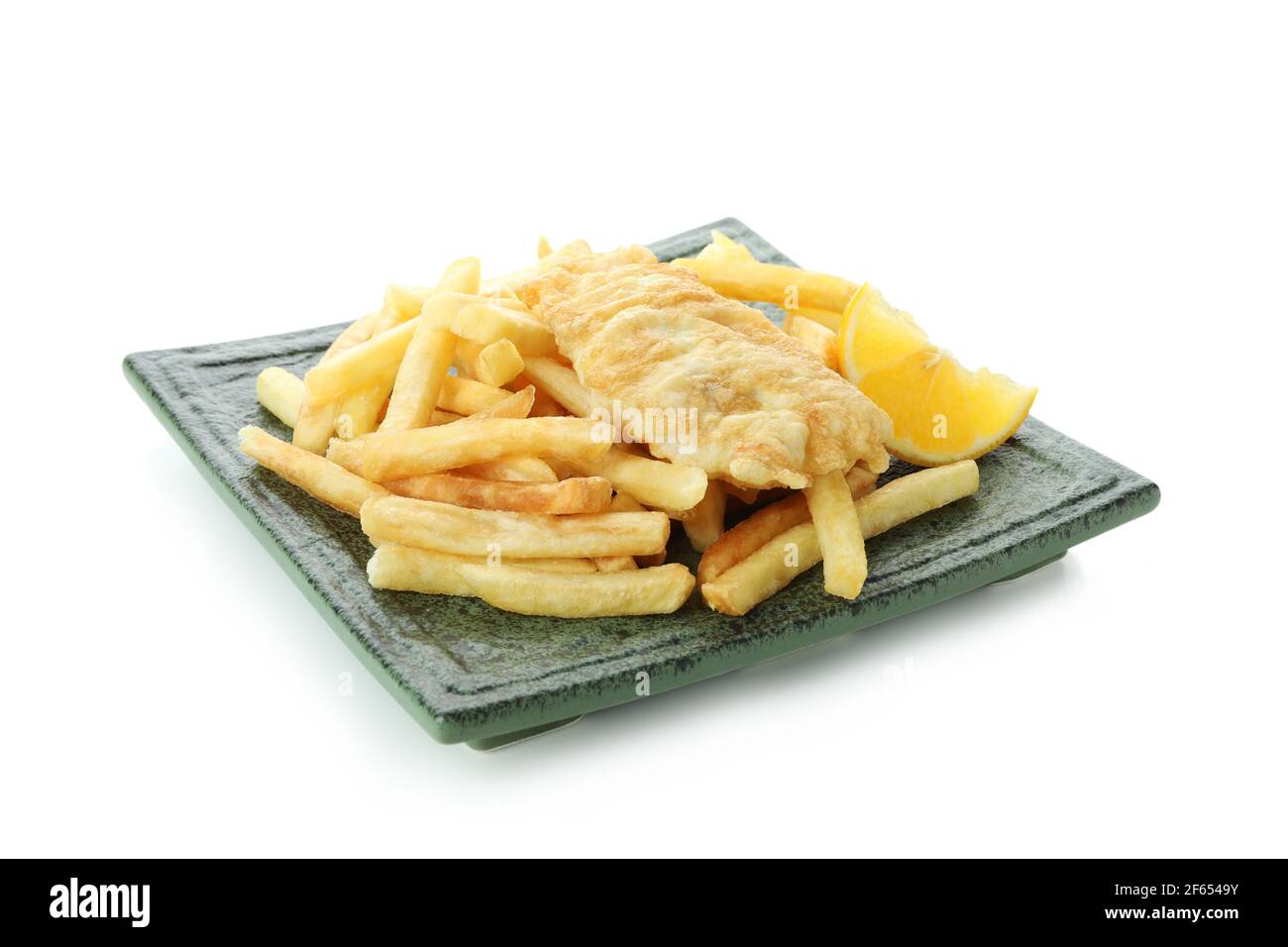 Assiette de poisson frit et frites isolées sur fond blanc Banque D'Images