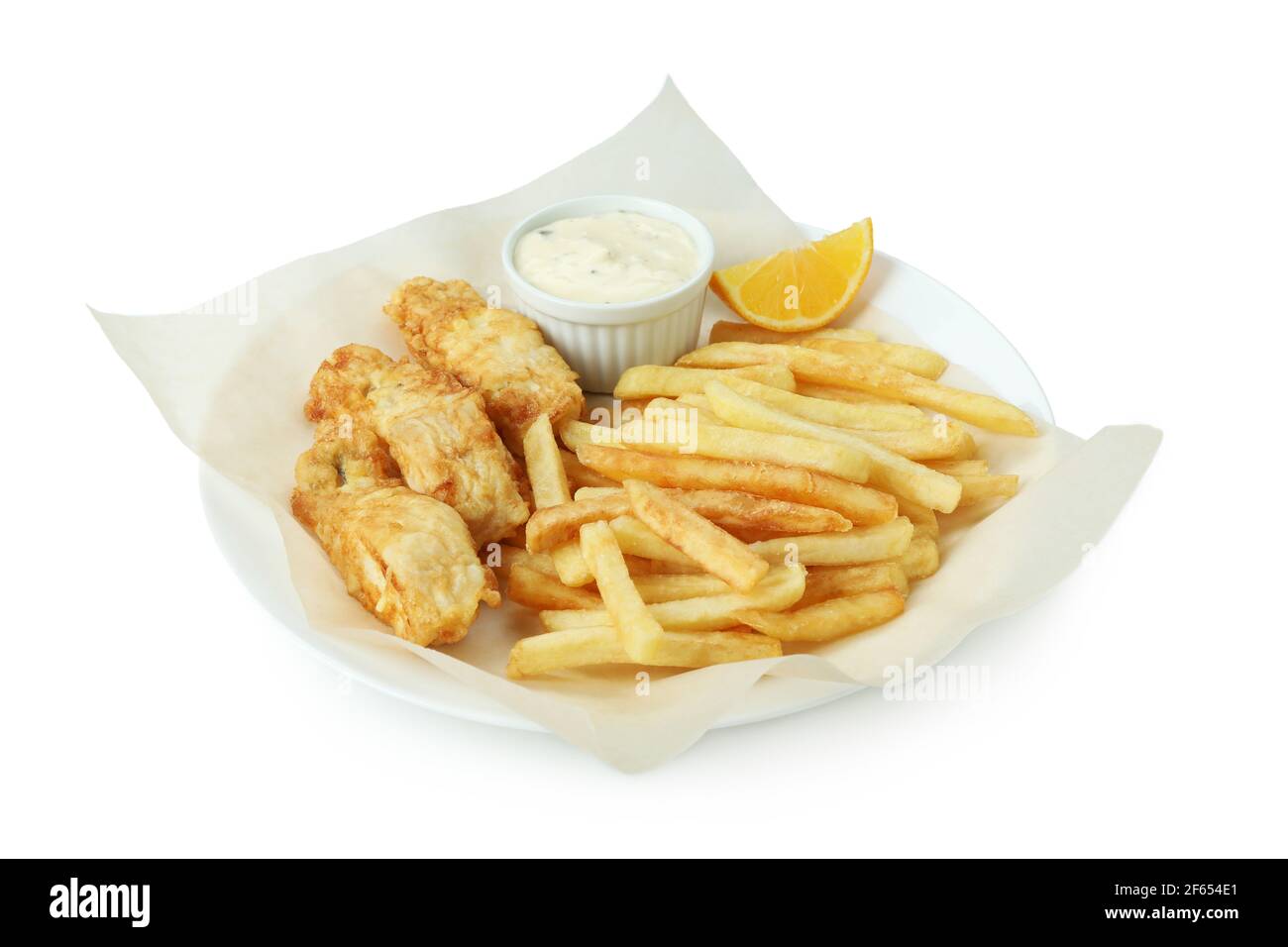 Assiette avec poisson frit et frites isolées sur fond blanc Banque D'Images