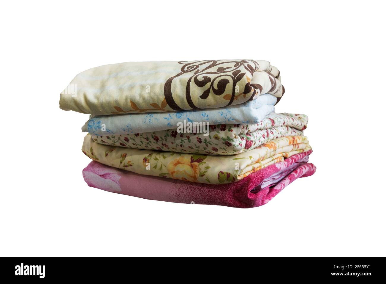 une pile de linge de lit propre de couleur sur un blanc arrière-plan Banque D'Images