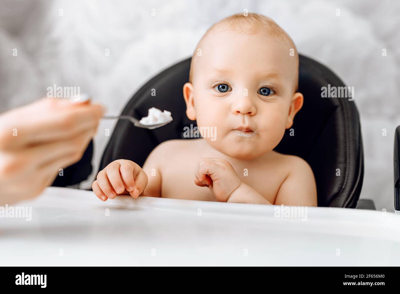 Maman Nourrit Un Bebe Drole A Partir D Une Cuillere Le Bebe Est Assis Dans Une Chaise Haute Photo Stock Alamy Maman Nourrit Un Bebe Drole A Partir D Une Cuillere Le Bebe Est Assis Dans Une Chaise Haute Photo Stock Alamy