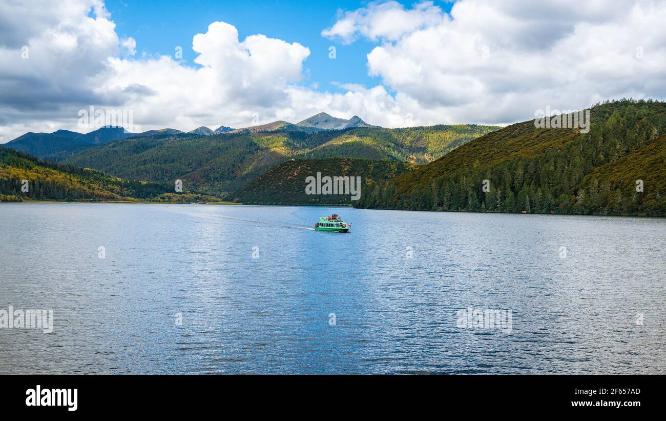 Vue sur le lac de Shudu avec bateau dans le parc national de Potatso Yunnan Chine Banque D'Images