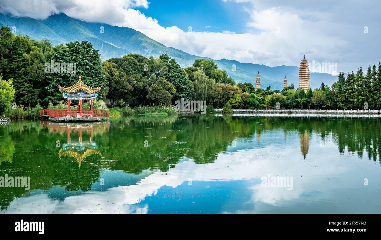 Panorama pittoresque de l'étang du parc de réflexion avec les trois pagodes Et les montagnes Cangshan en arrière-plan dans Dali Yunnan Chine Banque D'Images