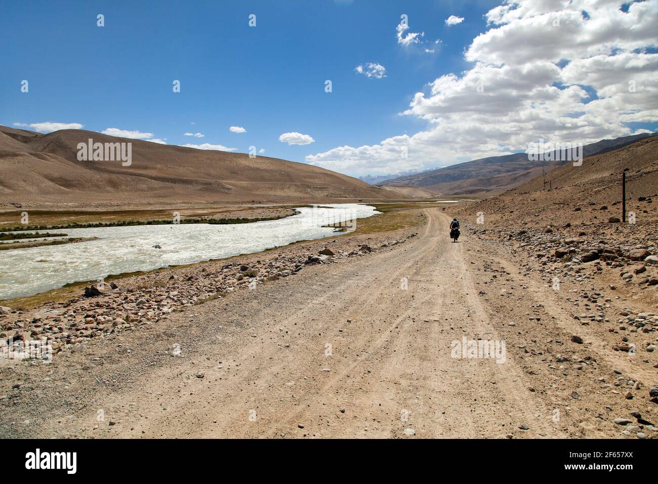 Pamir Highway M41 International roa ou pamirskij trakt. Rivière Panj et montagnes de Pamir. Panj est la partie supérieure de la rivière Amu Darya. Vue panoramique.Tadjikiste Banque D'Images