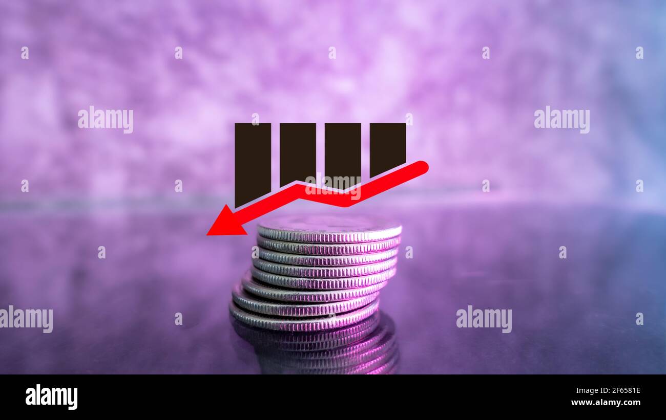 Flèche vers le bas sur les pièces, concept d'économie Banque D'Images