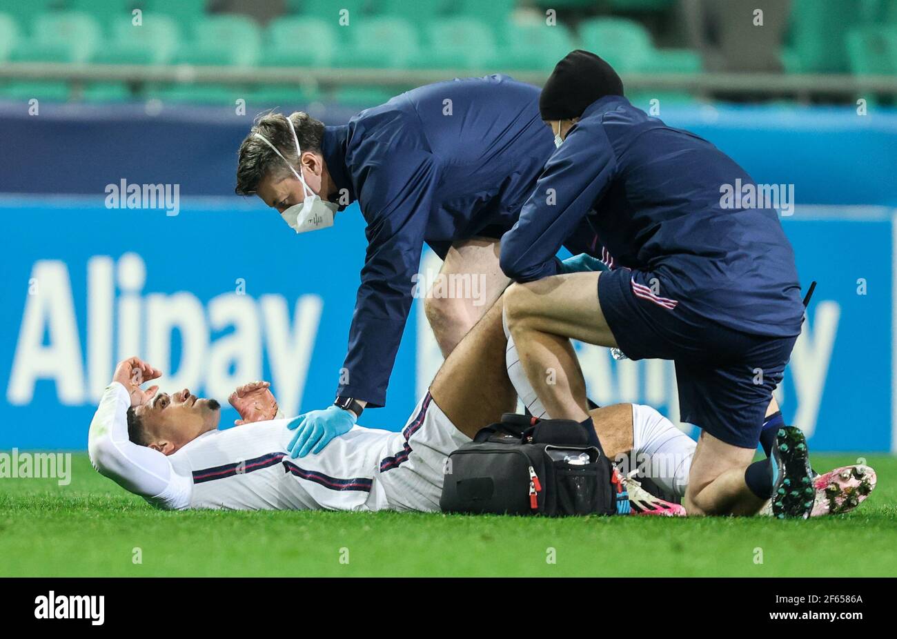 LJUBLJANA, SLOVÉNIE - MARS 28: Des physiothérapeutes aident Ben Godfrey d'Angleterre lors du match de l'UEFA European Under-21 Championship Group D 2021 entre le Portugal et l'Angleterre au Stadion Stozice le 28 mars 2021 à Ljubljana, Slovénie. Mo de média Banque D'Images