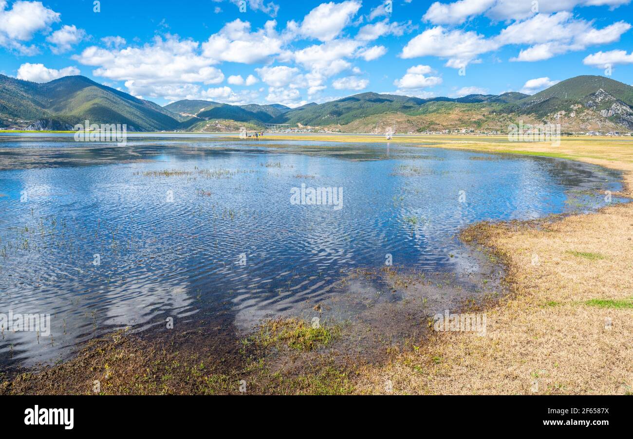 Napa Hai lac prairies vue une 327m de haut réserve naturelle Avec panorama sur les zones humides le jour ensoleillé à Shangri-la Yunnan Chine Banque D'Images
