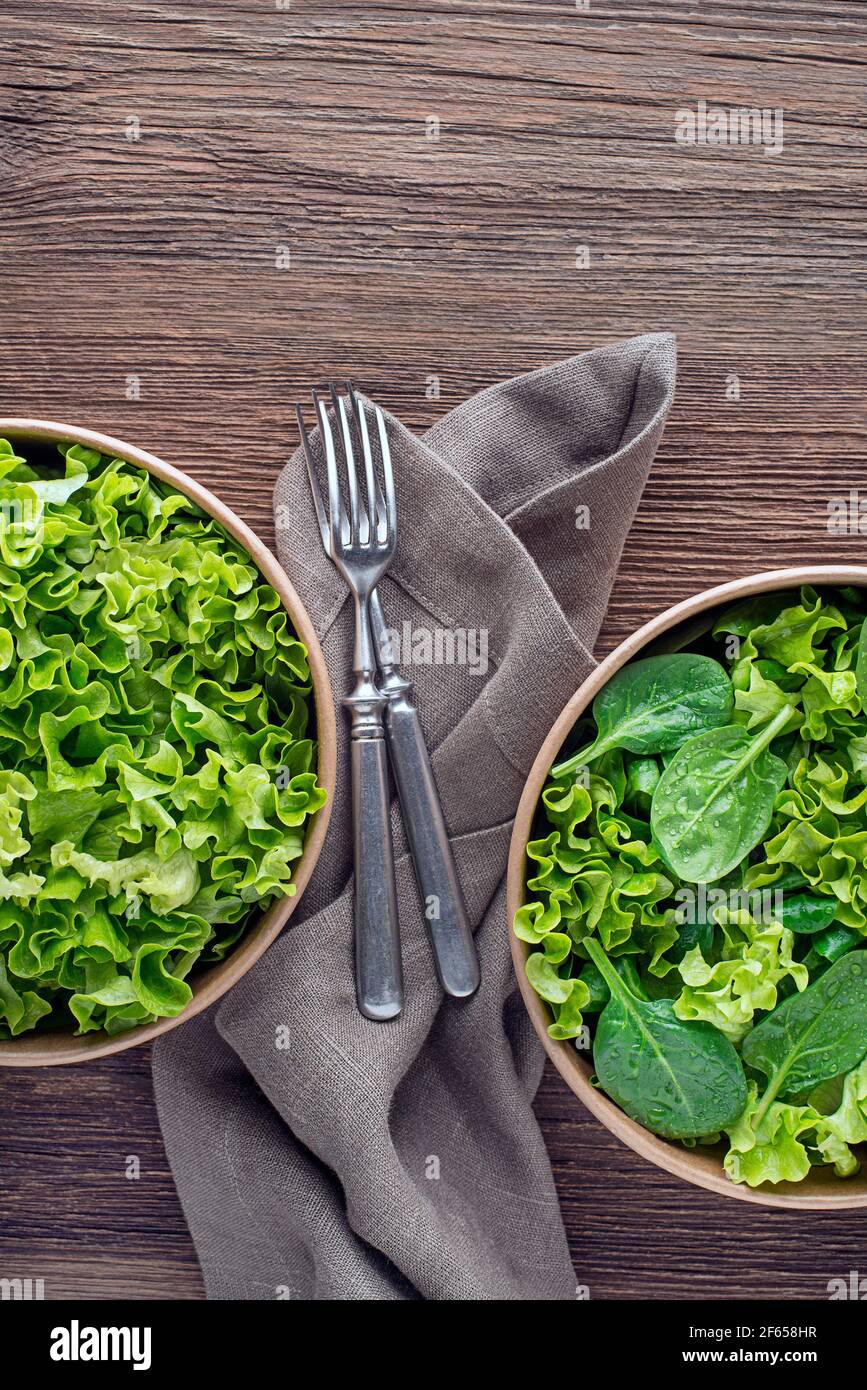 Salade verte saine sur fond de table en bois. Repas de salade sains. Banque D'Images