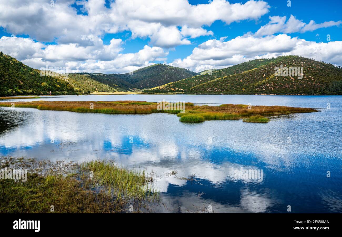 Vue sur le lac Shudu avec ciel bleu dans le parc national de Potatso Au Yunnan en Chine Banque D'Images