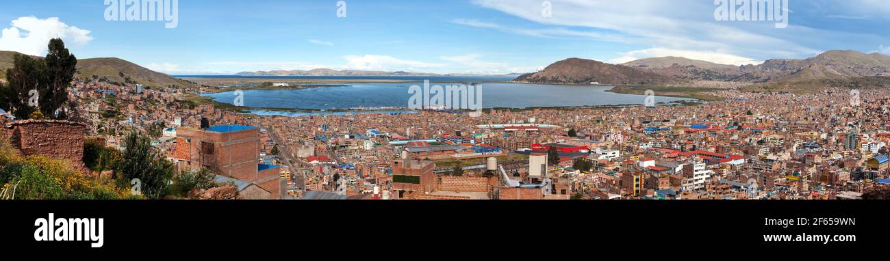 La ville de Puno et le lac Titicaca offrent une vue panoramique sur la ville péruvienne Banque D'Images