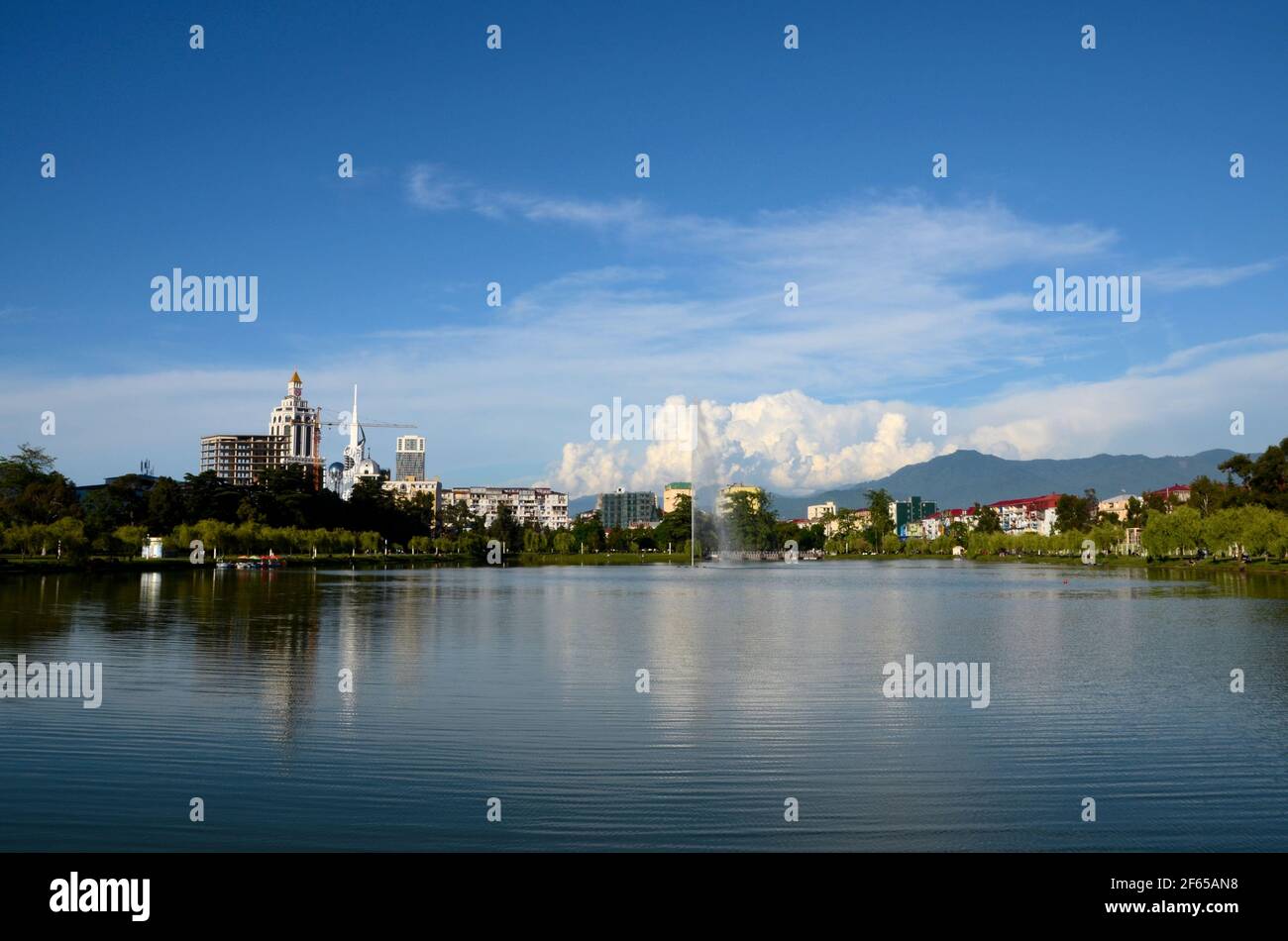 Lac de Nuri Geli Mai 6 parc avec des bâtiments d'horizon et fontaine du centre de Batumi, Géorgie Banque D'Images