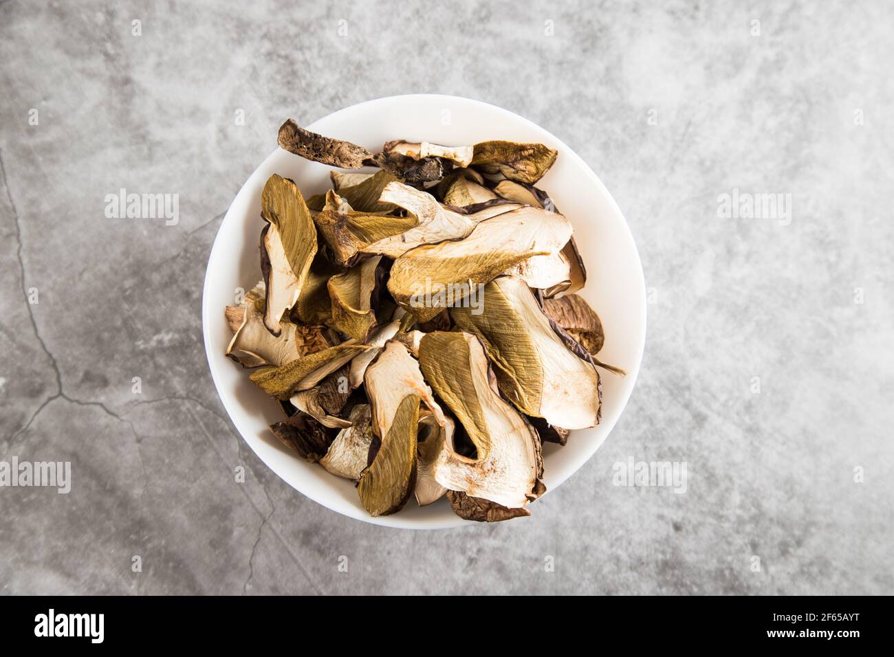 Champignons porcini séchés dans une assiette blanche. Banque D'Images